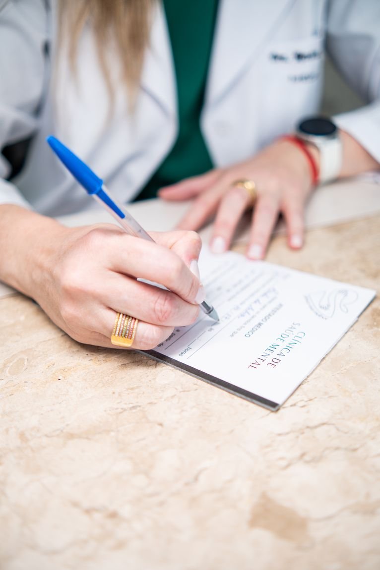 Médica da Clínica Viva Melhor durante o atendimento